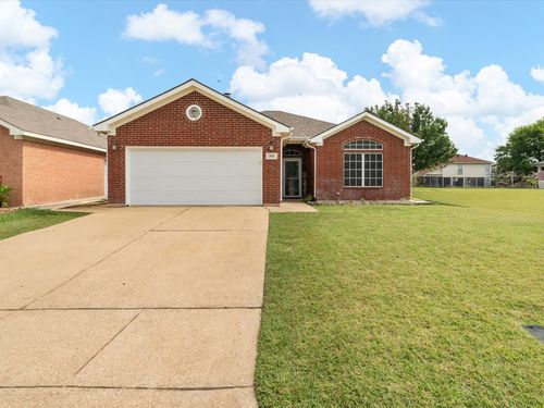 3541 Lasso Rd, Roanoke, TX, 76262-5890 | Card Image