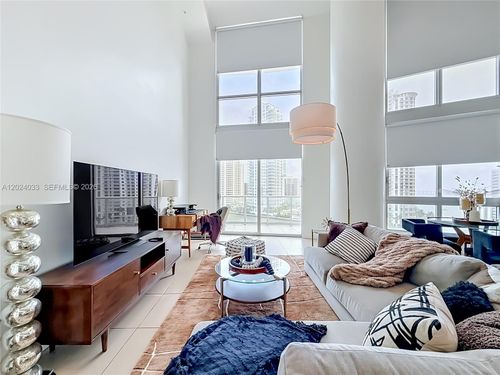 l1016-300 S Biscayne Blvd, Miami, FL, 33131-5312 | Card Image