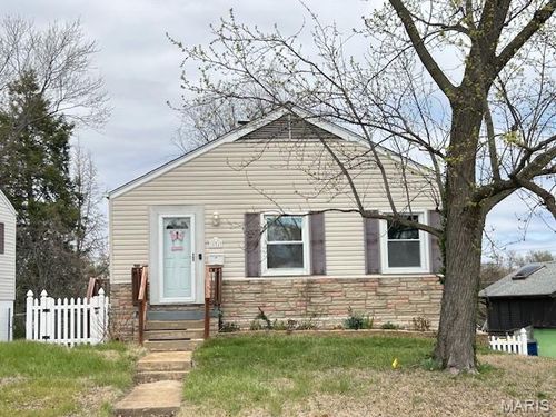 10243 Saint Katherine Ln, Saint Ann, MO, 63074-2927 | Card Image