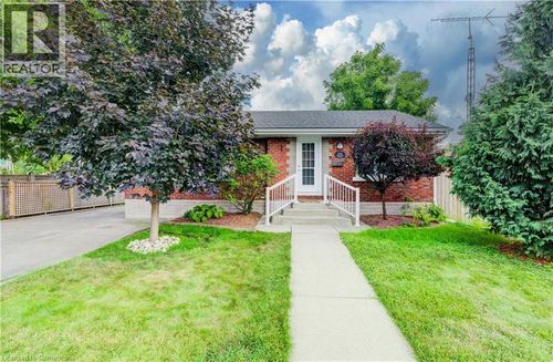 111 Pollock Ave, Cambridge, ON, N1R2B8 | Card Image