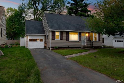 150 Crystal Dr, Syracuse, NY, 13212-2732 | Card Image