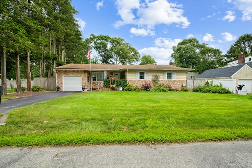 152 Parkwood Dr, Shirley, NY, 11967-3918 | Card Image