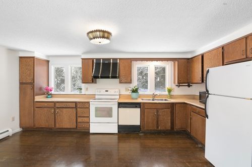 112 Breezy Acres Dr, Vernon, VT, 05354-9601 | Card Image