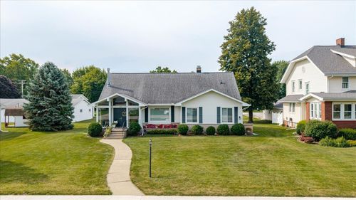 111 E 7th St, Gridley, IL, 61744-9240 | Card Image
