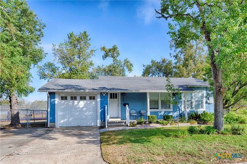 107 Crockett St, Hallettsville, TX, 77964-2303 | Card Image