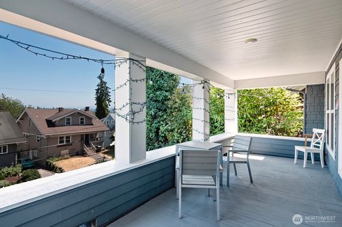 5037 21st Ave Ne, Seattle, WA, 98105-3330 | Card Image