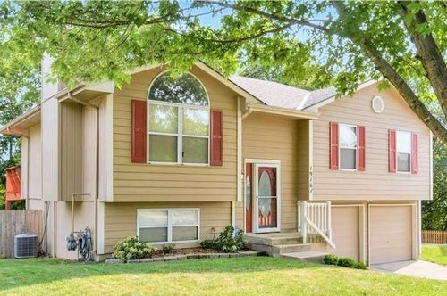 1916 Red Oak Ln, Blue Springs, MO, 64029-9608 | Card Image