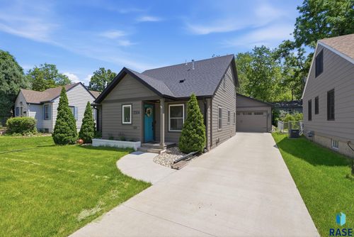 2304 S 3rd Ave Avenue, Sioux Falls, SD, 57105 | Card Image