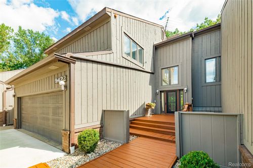 9422 Hawthorne Glen Dr, Grosse Ile, MI, 48138-1688 | Card Image