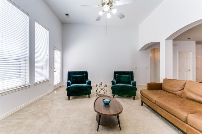 There’s room for everyone in this oversized living area. | Image 11