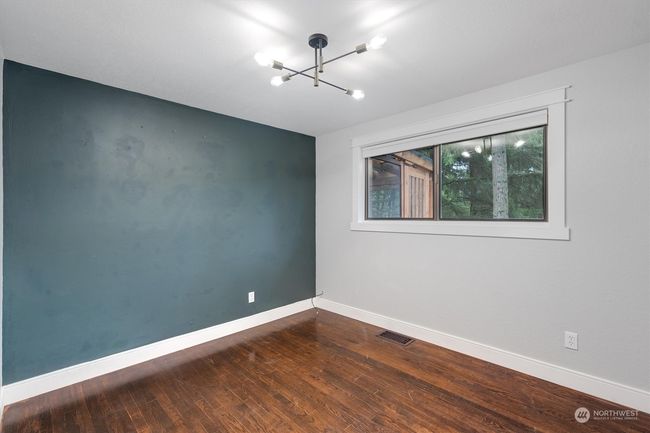 Bed 2 - main floor | Image 17