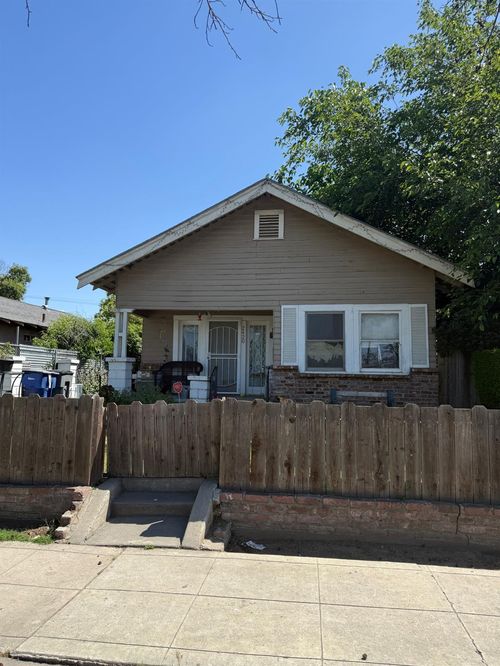 2420 E Clay Ave, Fresno, CA, 93701-1137 | Card Image