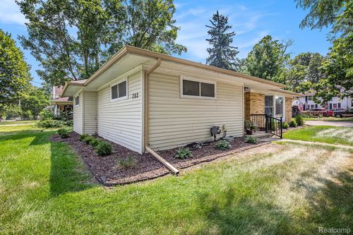 702 E Maple St, Holly, MI, 48442-1726 | Card Image