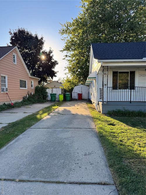 24235 Shakespeare Ave, Eastpointe, MI, 48021-3336 | Card Image
