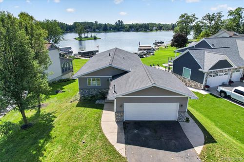 100 Camelot Ct, Brooklyn, MI, 49230-8918 | Card Image