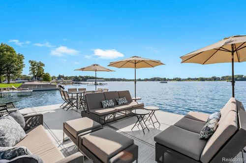 5494 Putnam Dr, West Bloomfield, MI, 48323-3718 | Card Image