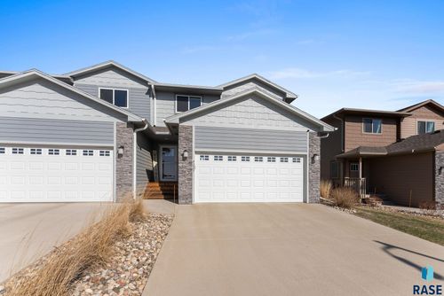 4227 N Knob Hill Ct, Sioux Falls, SD, 57107-3071 | Card Image
