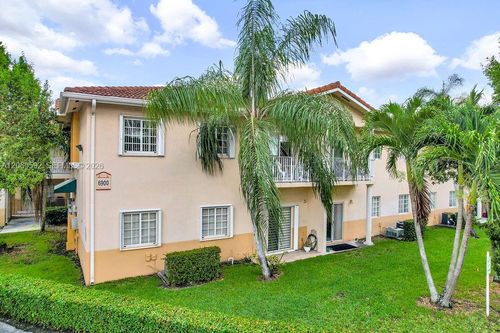 1041-6900 Nw 179th St, HIALEAH, FL, 33015-5641 | Card Image