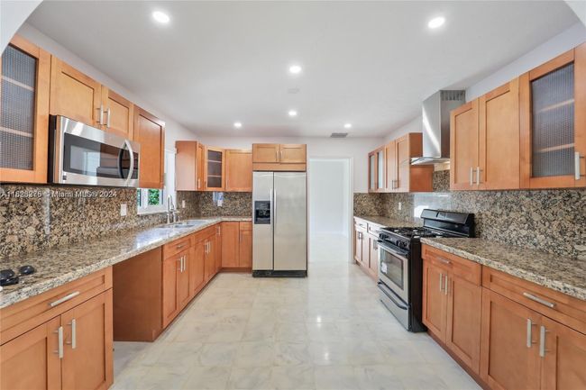 111 E 1st Ct, House other with 3 bedrooms, 3 bathrooms and null parking in Miami Beach FL | Image 9