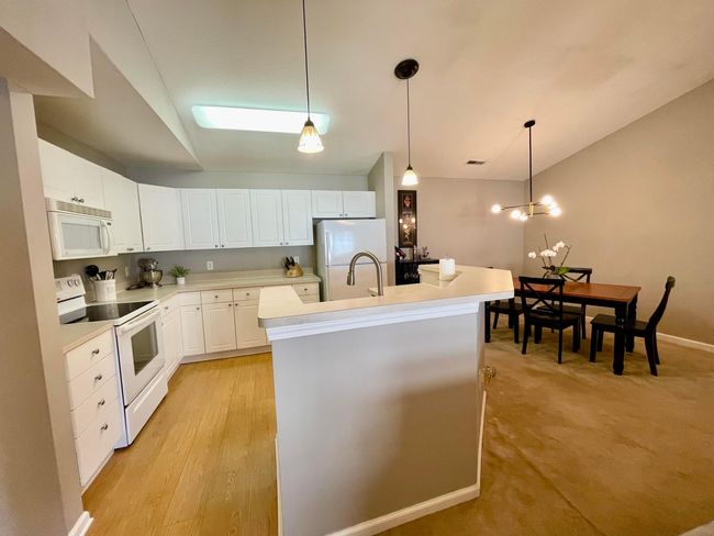 647 Spring Valley Dr, Condo with 2 bedrooms, 2 bathrooms and null parking in Lewis Center OH | Image 5