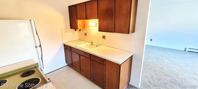 APT-221 - 20870 Wildwood Dr, Condo with 2 bedrooms, 1 bathrooms and null parking in Harper Woods MI | Image 5
