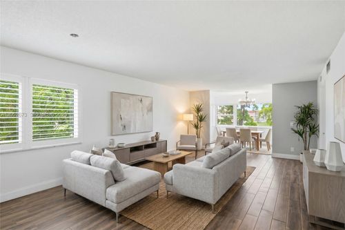 201-9501 Sunrise Lakes Blvd, Sunrise, FL, 33322-6103 | Card Image