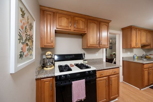 10 - 8 East St, Home with 9 bedrooms, 7 bathrooms and 6 parking in Hingham MA | Image 25