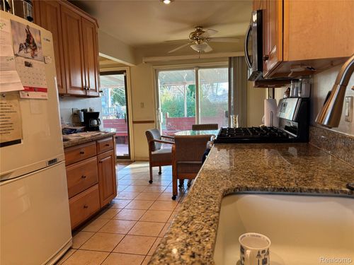 26411 W Warren St, Dearborn Heights, MI, 48127-1921 | Card Image