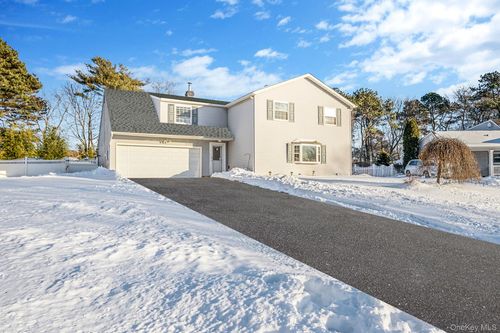 9 Norway Pine Dr, Medford, NY, 11763-4206 | Card Image