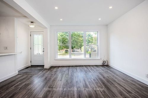 main-fl-47 Newbury Dr, Newmarket, ON, L3Y4P9 | Card Image