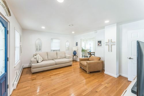 90 Redmond Ave, Bay Shore, NY, 11706-6812 | Card Image