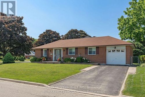 lower-124 Panter Cres, Ajax, ON, L1S3T6 | Card Image