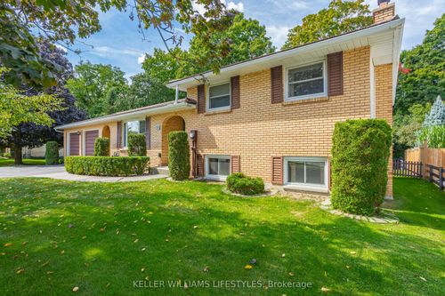 195 Queen St, Ailsa Craig, ON, N0M1A0 | Card Image