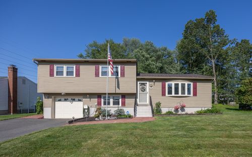 137 Dellwood Dr, Waterbury, CT, 06708-3927 | Card Image