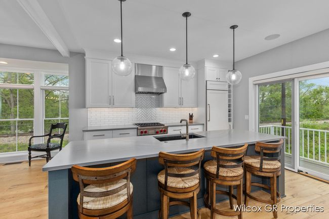 Great entertaining quartz island and snack bar that's perfect for enterttaining. | Image 11