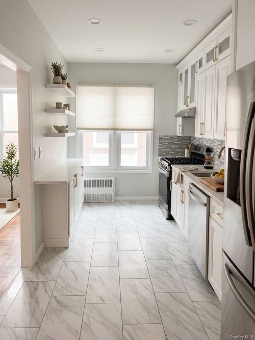 4735 38th Street, New York, NY, 11101 | Card Image