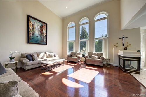 4935 Maceri Cir, Sterling Heights, MI, 48314-4075 | Card Image