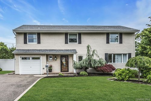 95 Rumford Rd, Kings Park, NY, 11754-3902 | Card Image