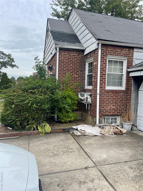 41 Kingston St, Elmont, NY, 11003-4911 | Card Image
