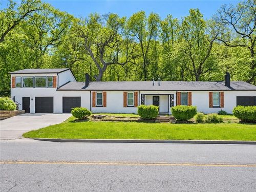 8850 Woodland Drive, Lenexa, KS, 66220 | Card Image