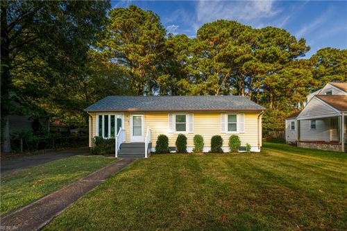 211 Jacquelyn Dr, Portsmouth, VA, 23701-1439 | Card Image