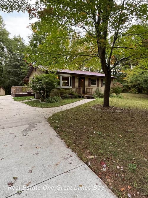 3702 W Berry Rd, Sterling, MI, 48659-9425 | Card Image