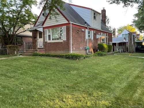 7904 268th St, Glen Oaks, NY, 11004-1333 | Card Image