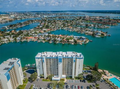 304 - 9495 Blind Pass Road, Condo with 2 bedrooms, 2 bathrooms and null parking in St Pete Beach FL | Image 2