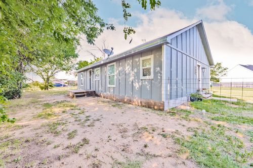 709 W Live Oak St, Alvord, TX, 76225-5014 | Card Image