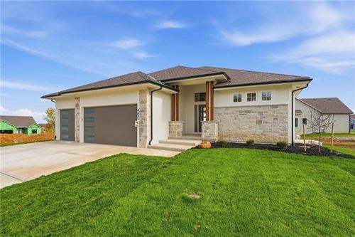 4331 Ne Hideaway Dr, Lee's Summit, MO, 64064-7400 | Card Image