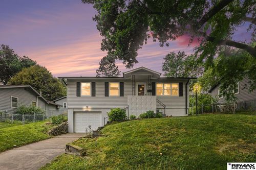8919 Valley St, Omaha, NE, 68124-3028 | Card Image