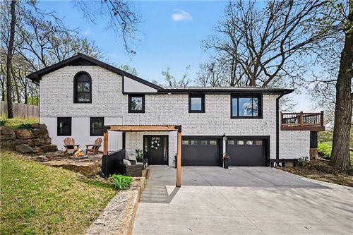 8305 Nw Forest Dr, Weatherby Lake, MO, 64152-1625 | Card Image