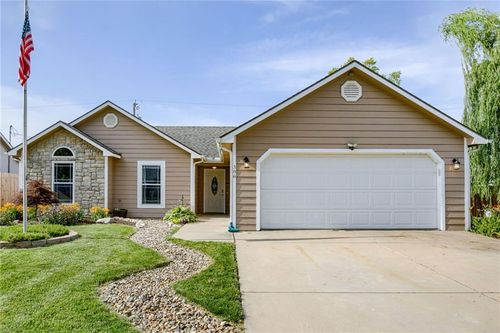 506 E 12th Ter, Tonganoxie, KS, 66086-5510 | Card Image
