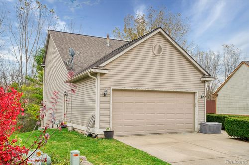 1285 Edgebrook Dr, Howell, MI, 48843-7253 | Card Image